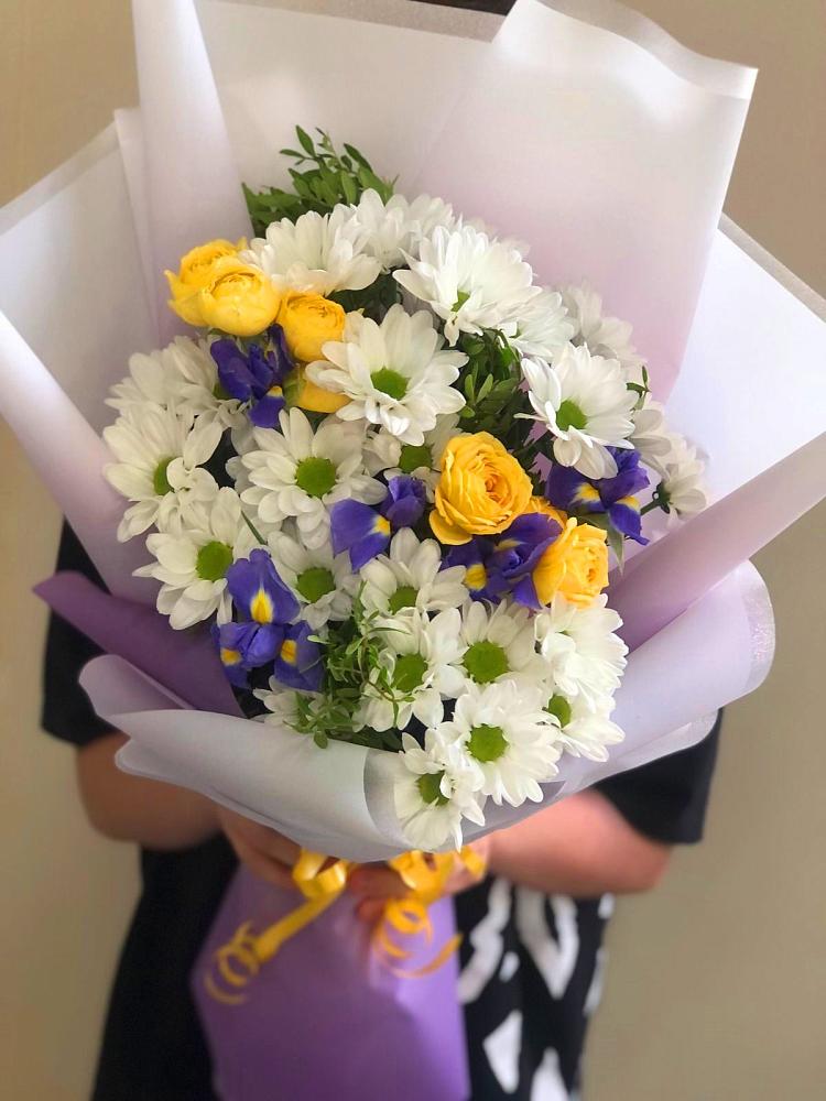 Букет цветов из: Ирисы, Хризантемы и Розы в Блечепсин