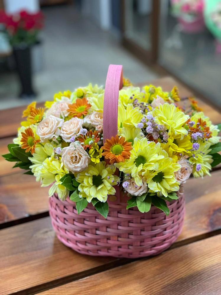 Цветочная композиция из Хризантемы и Розы в корзине в Блечепсин