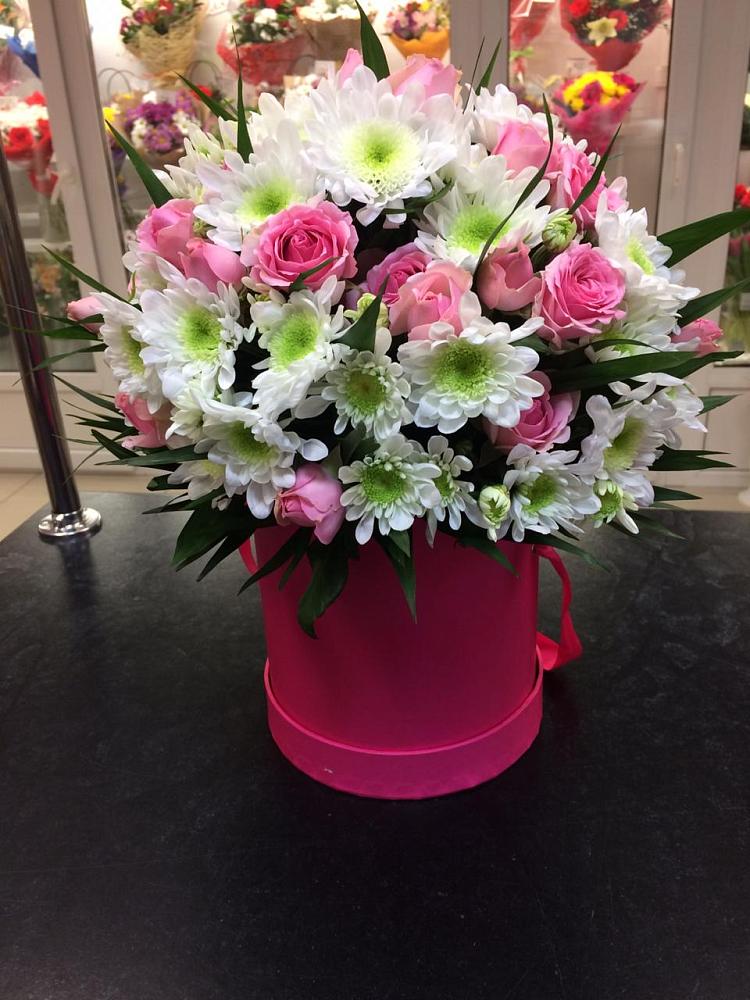 Цветочная композиция из Розы и Хризантемы в шляпной коробке в Блечепсин