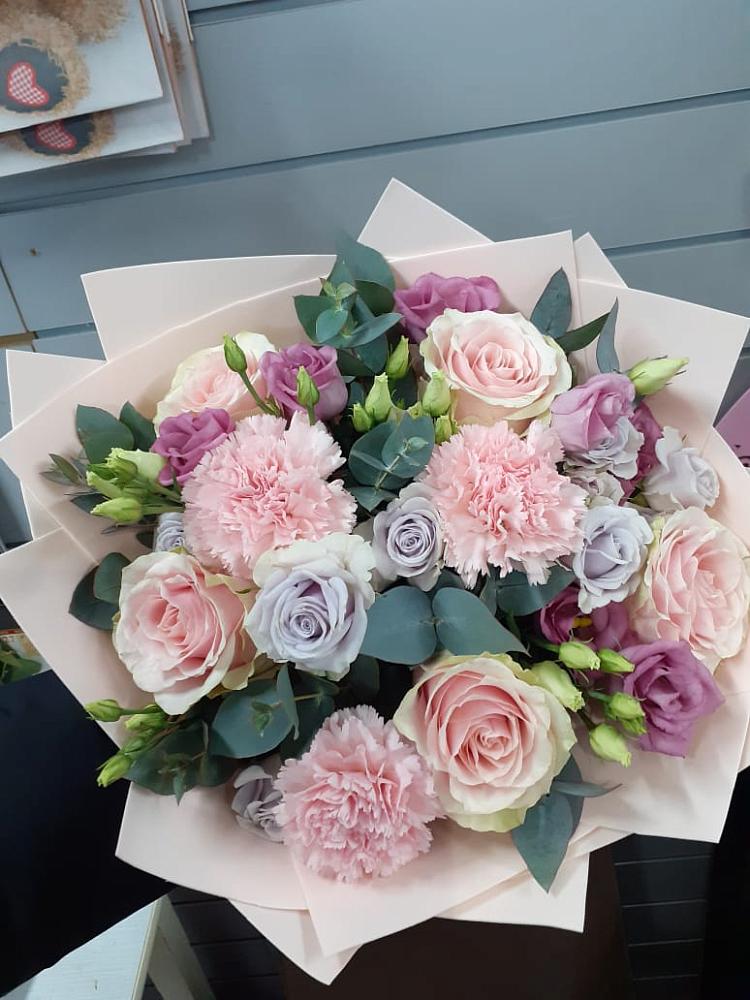 Букет цветов из: Розы, Гвоздики и Лизиантусы в Блечепсин